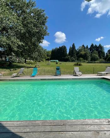 Piscine au milieu du parc