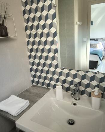 Salle de bain privative moderne de la chambre d'hôtes familiale en Pays de la Loire