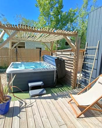 terrasse avec pergola bioclimatique et bains de soleil