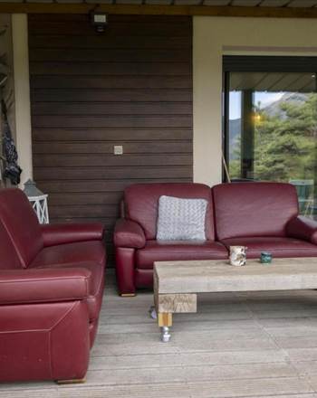Le Chalet - grand espace terrasse cosy et couvert avec vue directe sur les montagnes, le Grand Morgon et le lac de Serre-Ponçon (aménagement différent, photos à venir)