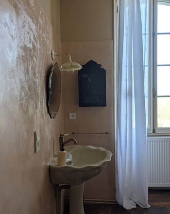 Eléments chinés dans la salle de douche