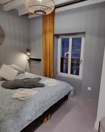 chambre avec les 2 lits simples rejoints en lit double avec surmatelas