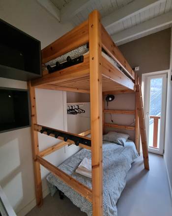 chambre avec lit mezzanine et lit supplémentaire