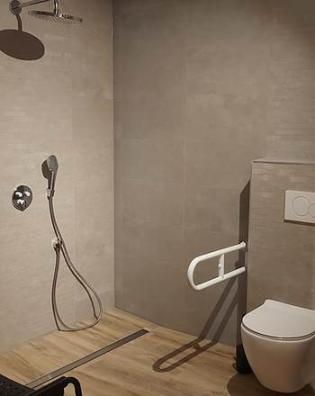 ruime aangepaste badkamer