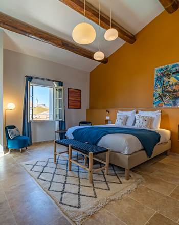 La chambre "Toit mon toit" avec sa fameuse vue. Vous apprécierez sa belle hauteur sous plafond qui donne à cette chambre une atmosphère unique
