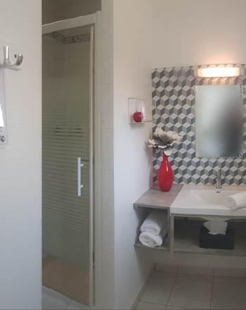 chambre familiale avec salle de bain privative