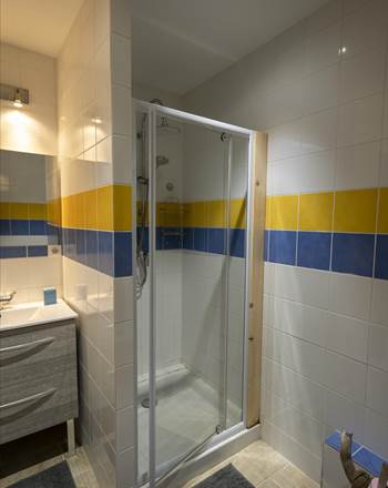Le Chalet - sdb moderne avec WC, lumineuse et fonctionnelle - idéale familles ou amis
