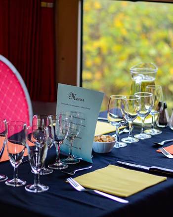 Les tables du train restaurant - Photo C. Deruelle