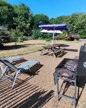 Barbecue et chaises longues