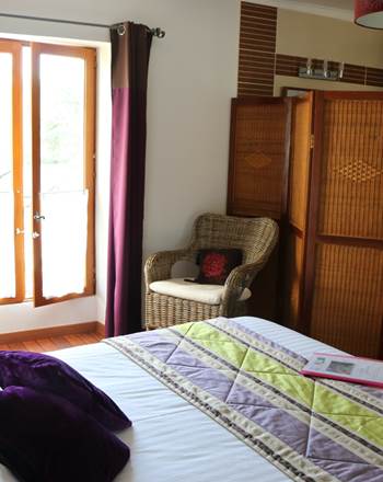 Salle de bain ouverte sur la chambre