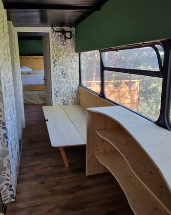 Le Bus Insolite - Couloir entre les 2 chambres avec lit d'appoint fait main si besoin - Le Sauze-du-Lac