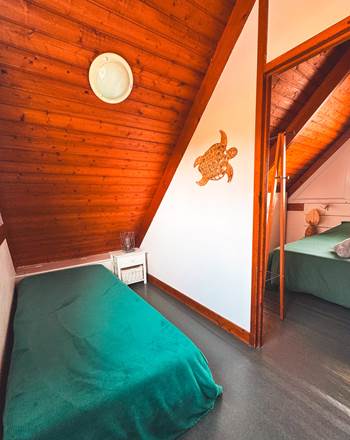 Palier étage avec un lit simple