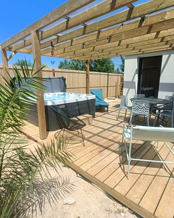 terrasse couverte  avec spa privatif