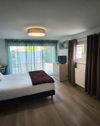 chambre-hotes-independante-la-fleche-lit-queen