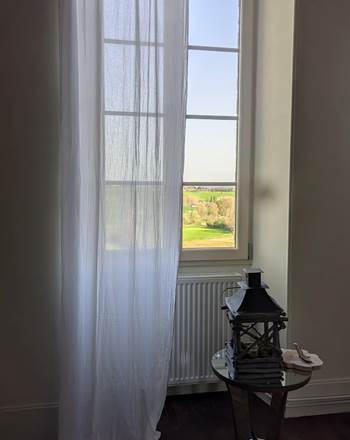 Vue depuis la suite sur le jardin du bassin à l'arrière de la chartreuse