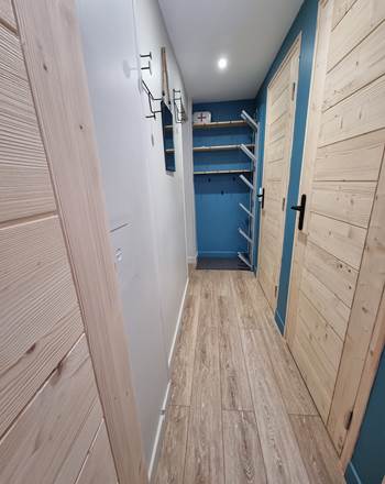 COULOIR AMENAGE POUR RANGEMENT VETEMENTS SPORTIFS