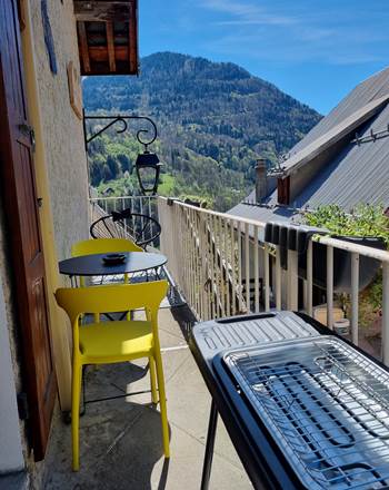 vue sur balcon aménagé (salon de jardin et barbecue)