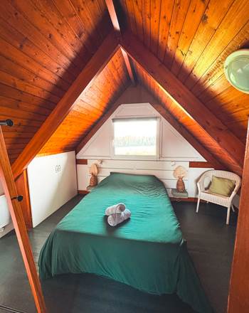 Chambre principale avec un lit double