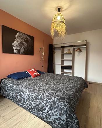 chambre lit de 160 avec penderie et rangement