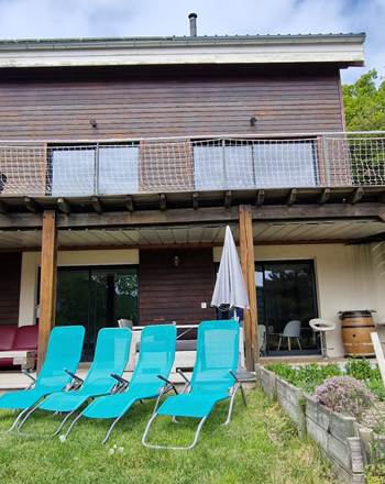 Le Chalet - jardin, espace détente, vue magique sur le lac de Serre-Ponçon, les montagnes et le Grand Morgon (le gîte est au rdc)
