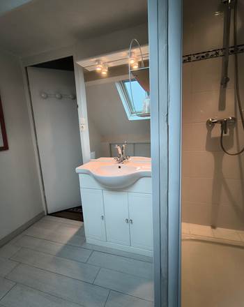 Salle de bain privative avec douche et WC, réservée exclusivement aux occupants de la Suite Familiale
