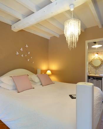 la chambre de mireille , lit queen size bed