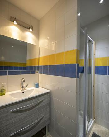 Le Chalet - sdb moderne avec WC, lumineuse et fonctionnelle - idéale familles ou amis