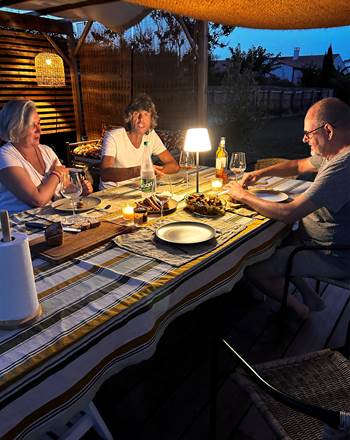 Ambiance cosy pour un dîner entre amis