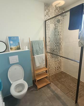 salle de bain spatieuse WC douche à l'italienne