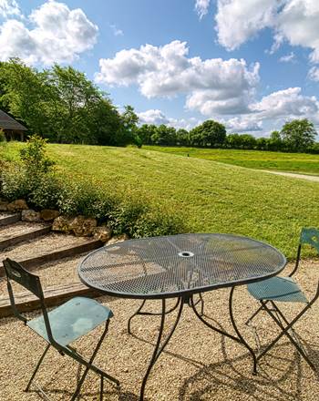 Suite-de-l-Atelier-vue-sur-campagne-coin-repas-exterieur
