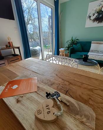 table à manger intégrée au salon cuisine