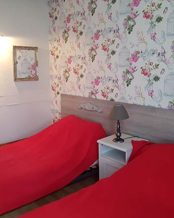 Chambre 1er étage, 2 lits 90, rangements, placards.