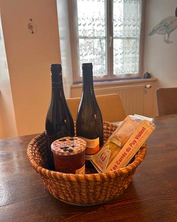 Panier d'accueil de produits locaux et maison