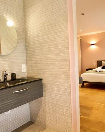 Evier-avec-vue-chambre-Eglatine