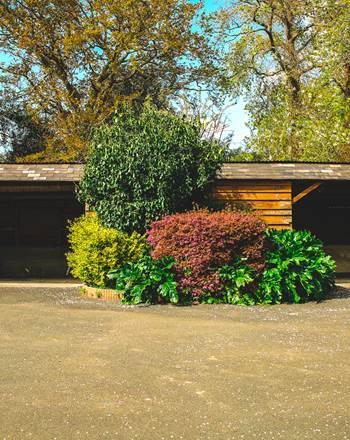 Côté Nord : Double garage ouvert