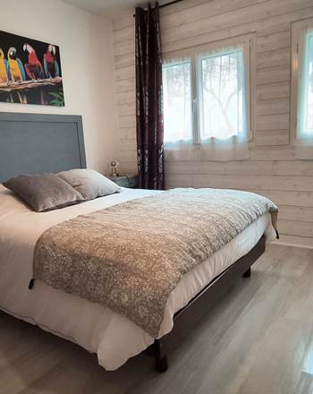 Chambre parentale avec lit double dans une suite familiale à La Flèche en Sarthe