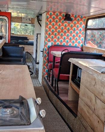 Le Bus Insolite - pièce de vie fonctionnelle et chaleureuse - Le Sauze-du-Lac