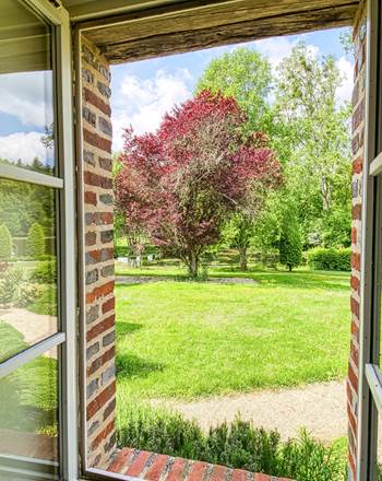 vue-sur-jardin-chambre-suite-familiale-la-verrerie-d-ivoy