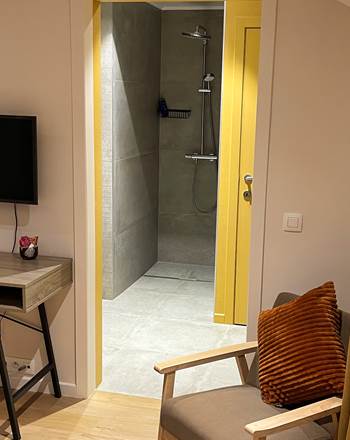 Vue-vers-le-bureau-et-la-salle-de-bain-lerelaisdelou
