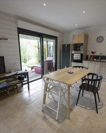 Le Chalet - pièce de vie ouverte, circulation fluide, espace fonctionnel et grandes baies vitrées avec vue sur le lac de Serre-Ponçon