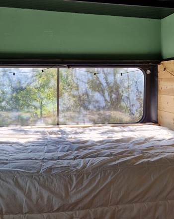 Le Bus Insolite - Chambre avec vue panoramique et toit ouvrant - nuit en amoureux sous les étoiles du Lac de Serre-Ponçon