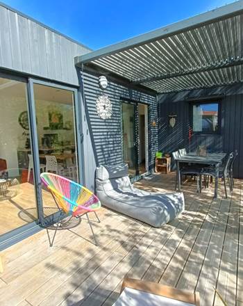 terrasse avec pergola bioclimatique et bains de soleil