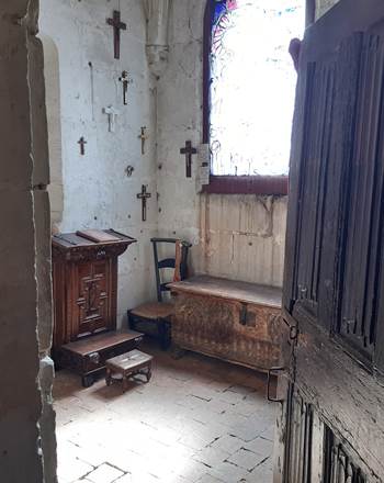 Chapelle par la porte