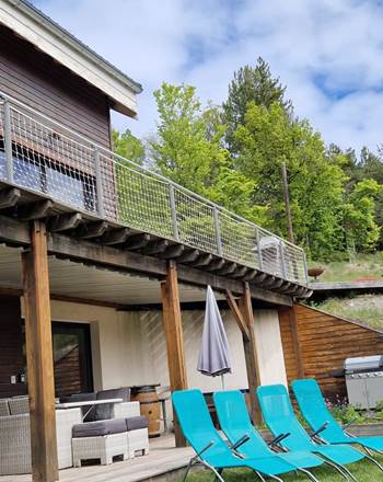 Le Chalet - jardin, espace détente, vue magique sur le lac de Serre-Ponçon, les montagnes et le Grand Morgon (le gîte est au rdc)