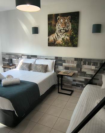Chambre familiale haut de gamme avec lit double et couchages enfants près du Zoo de La Flèche