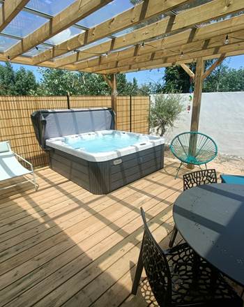 spa privatif sur la terrasse abritée