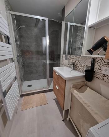 Salle de bains avec douche à l'italienne