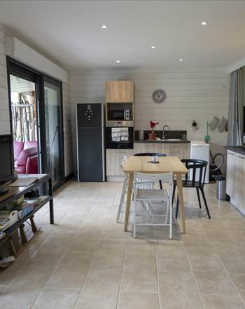 Le Chalet - pièce de vie ouverte, circulation fluide, espace fonctionnel et grandes baies vitrées avec vue sur le lac de Serre-Ponçon