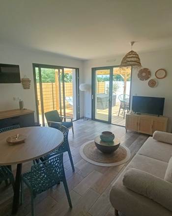 salon ouvert avec baies vitrées