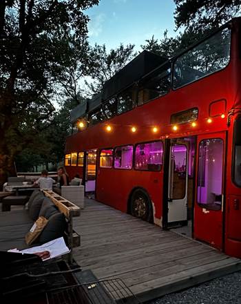 Le Bus insolite - ambiance de nuit chaleureuse pour une parenthèse enchantée  au pied des montagnes et face au lac de Serre-Ponçon